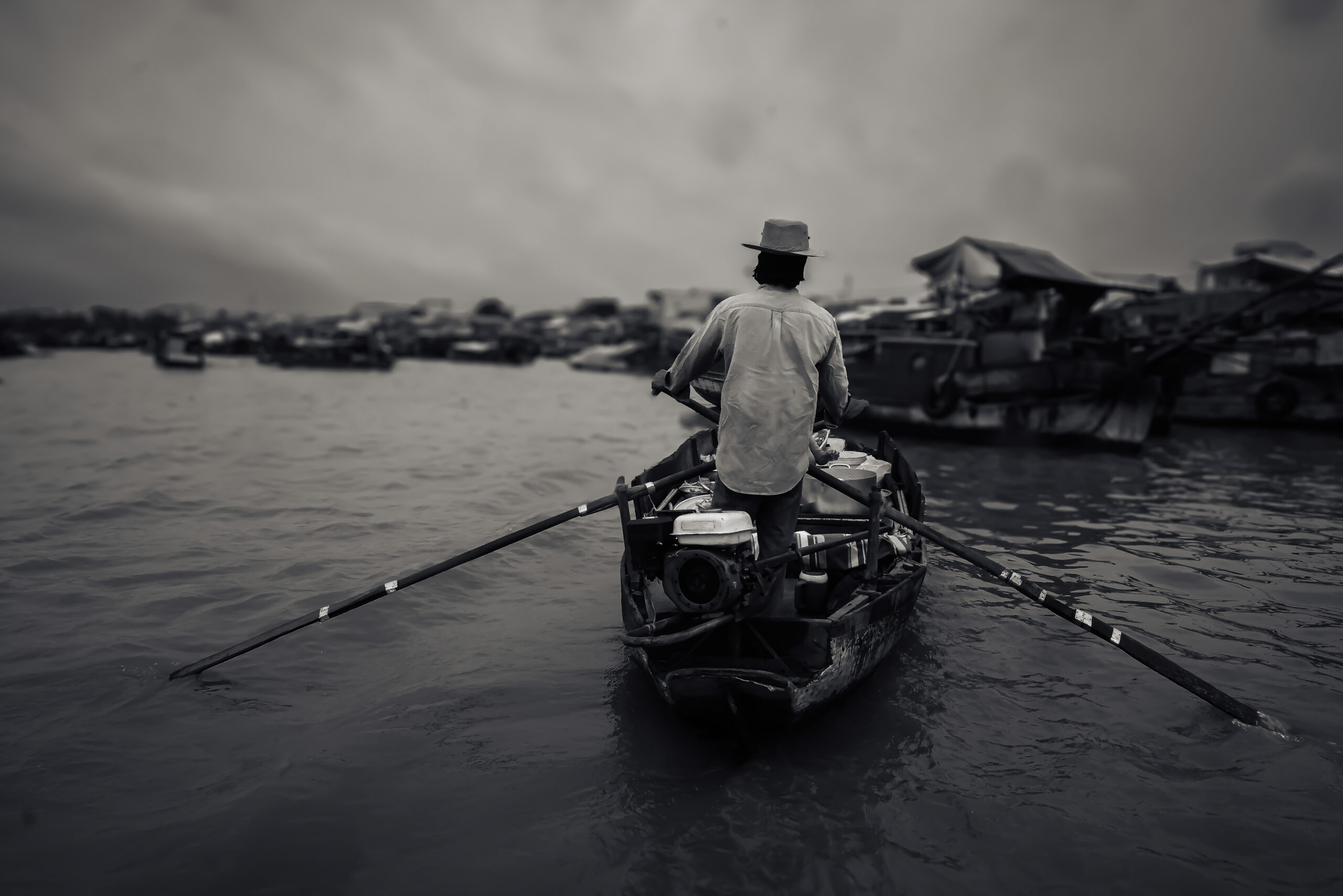 can-tho-floating-market-monochrome